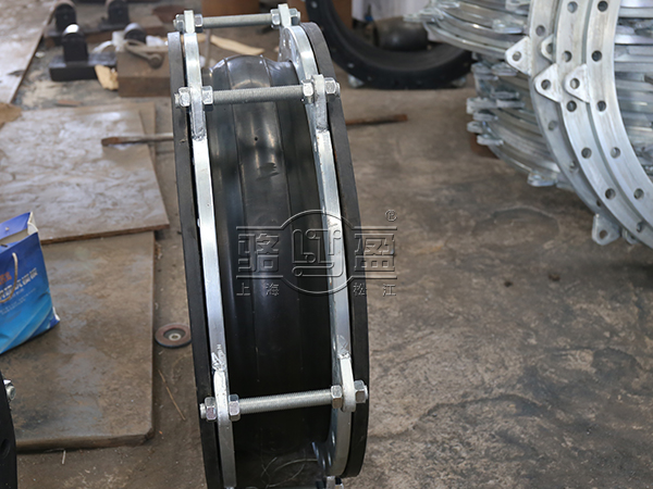 上海駱盈向長沙國金中心項(xiàng)目暖通系統(tǒng)供應(yīng)橡膠接頭